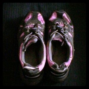 Restless girl athletic shoes. With memory foam 8.5